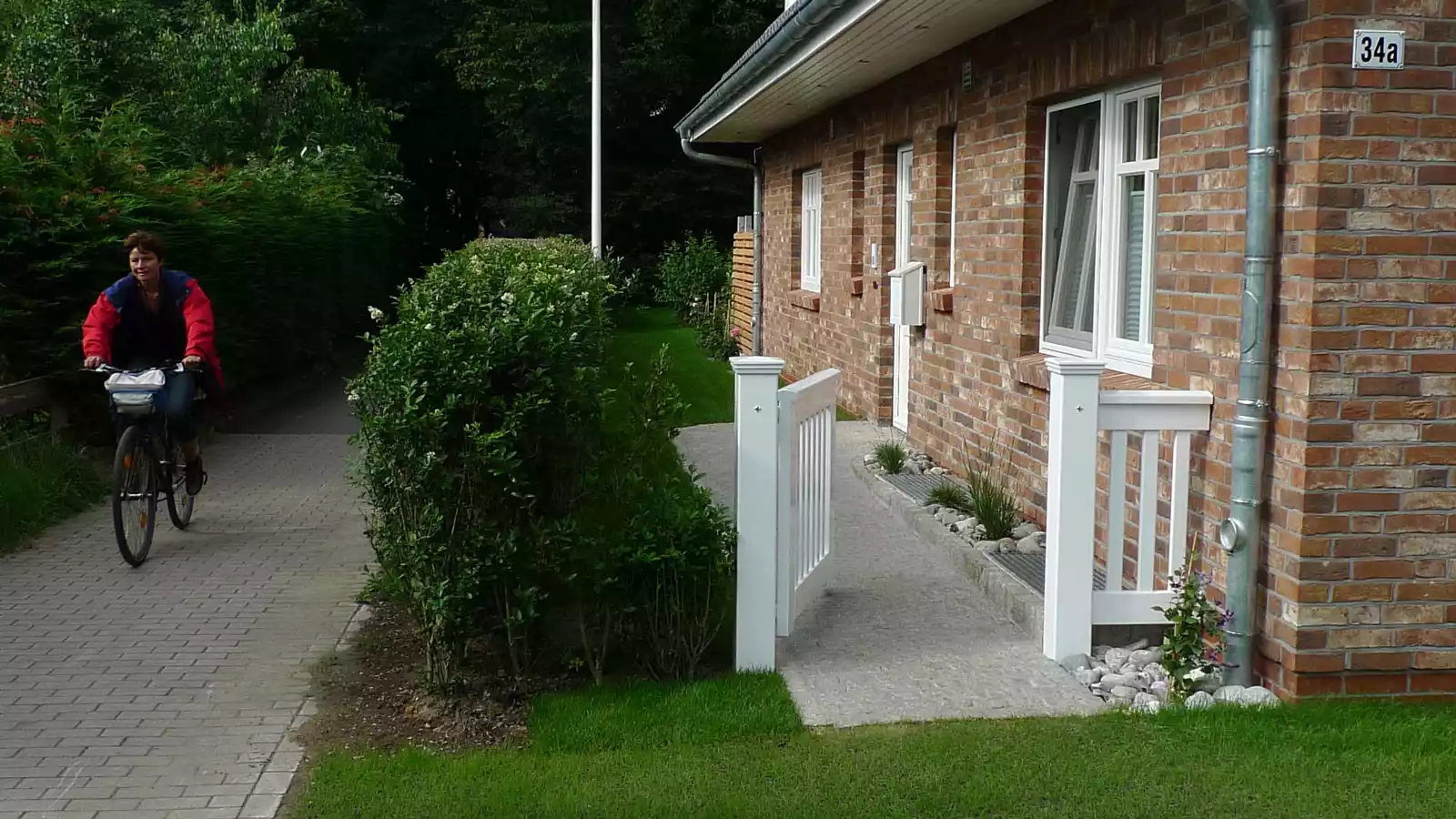 Radfahrerin auf dem Weg direkt neben dem Huus Starklef