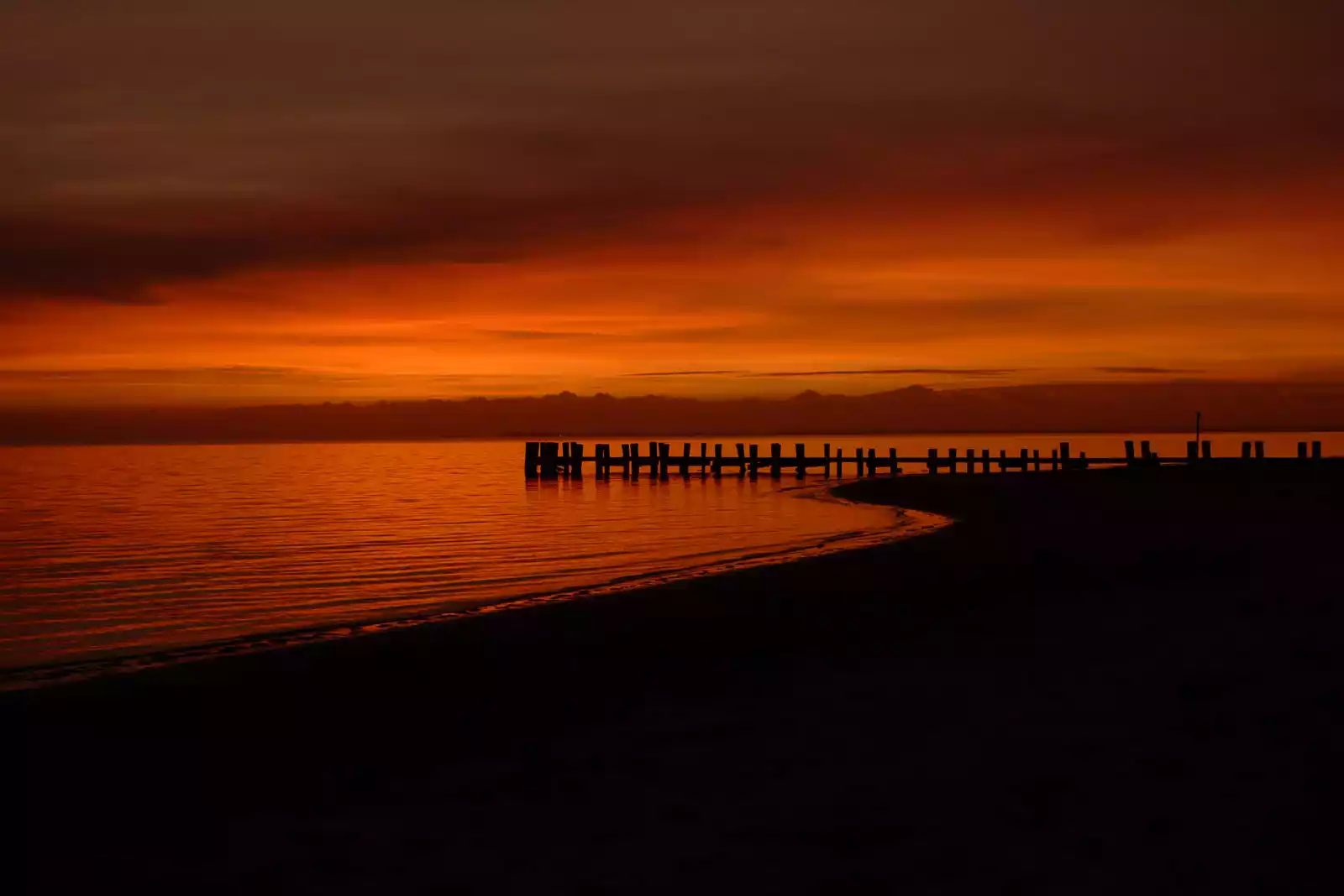 Intensiver Sonnenuntergang über der Nordsee bei Föhr