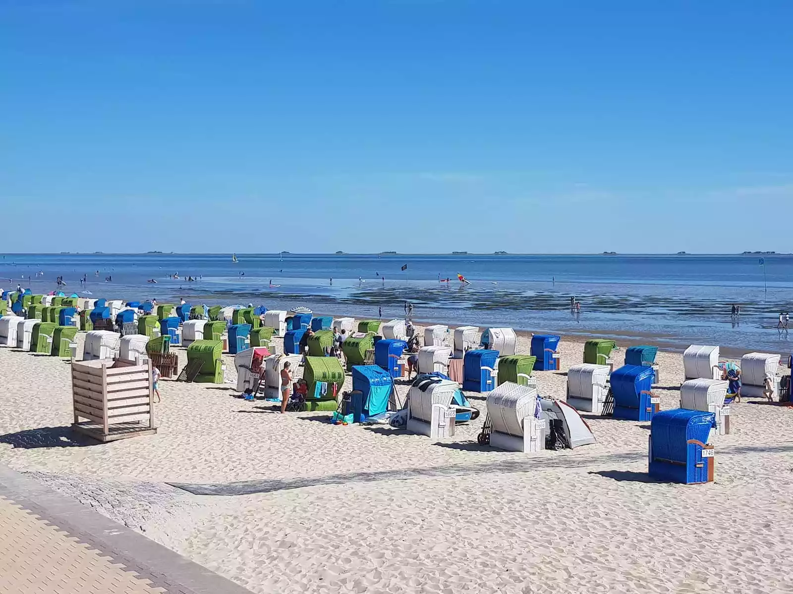 Bunte Strandkörbe am Südstrand von Wyk auf Föhr