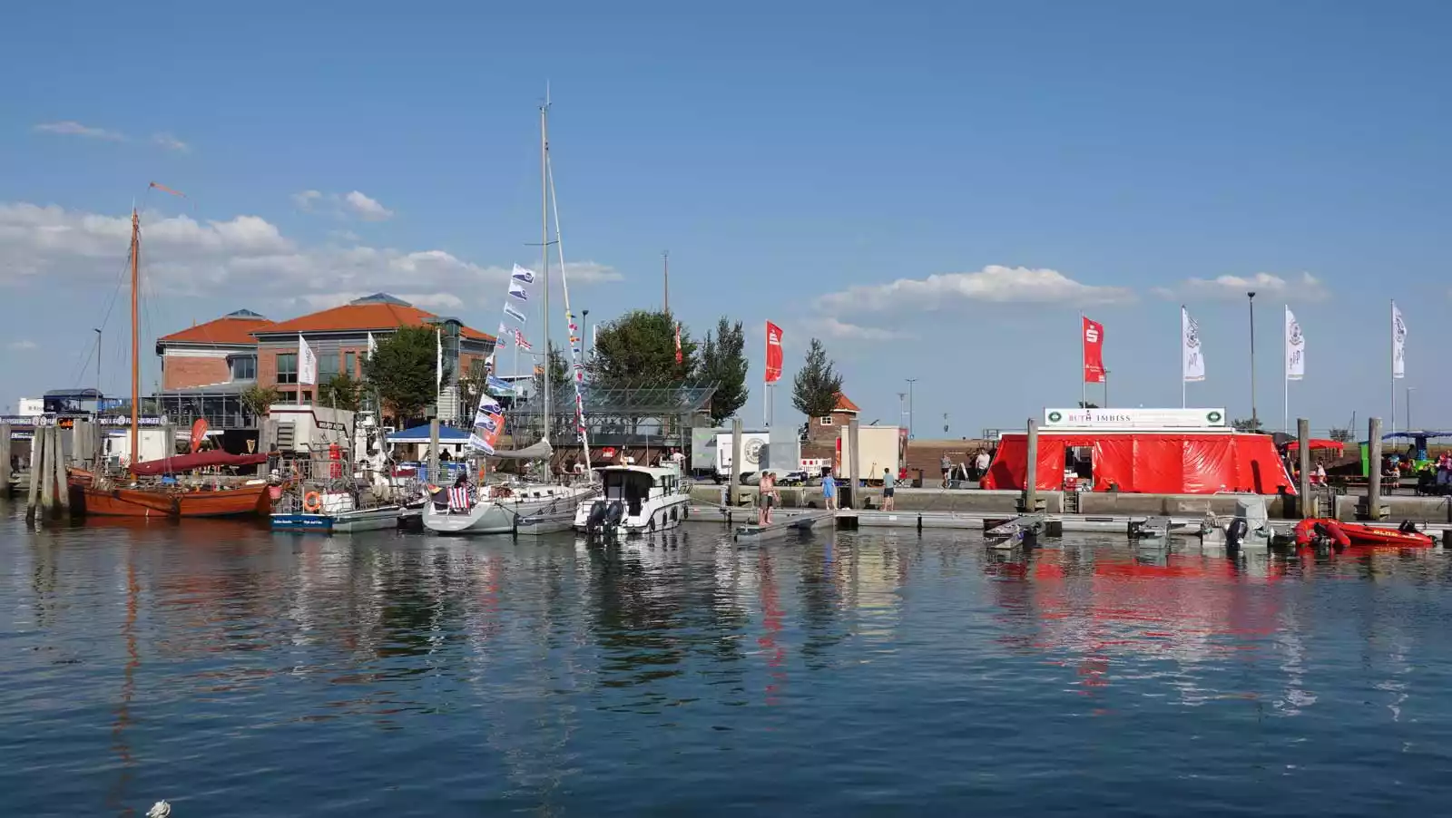 Hafen von Wyk auf Föhr mit Segel- und Motorbooten