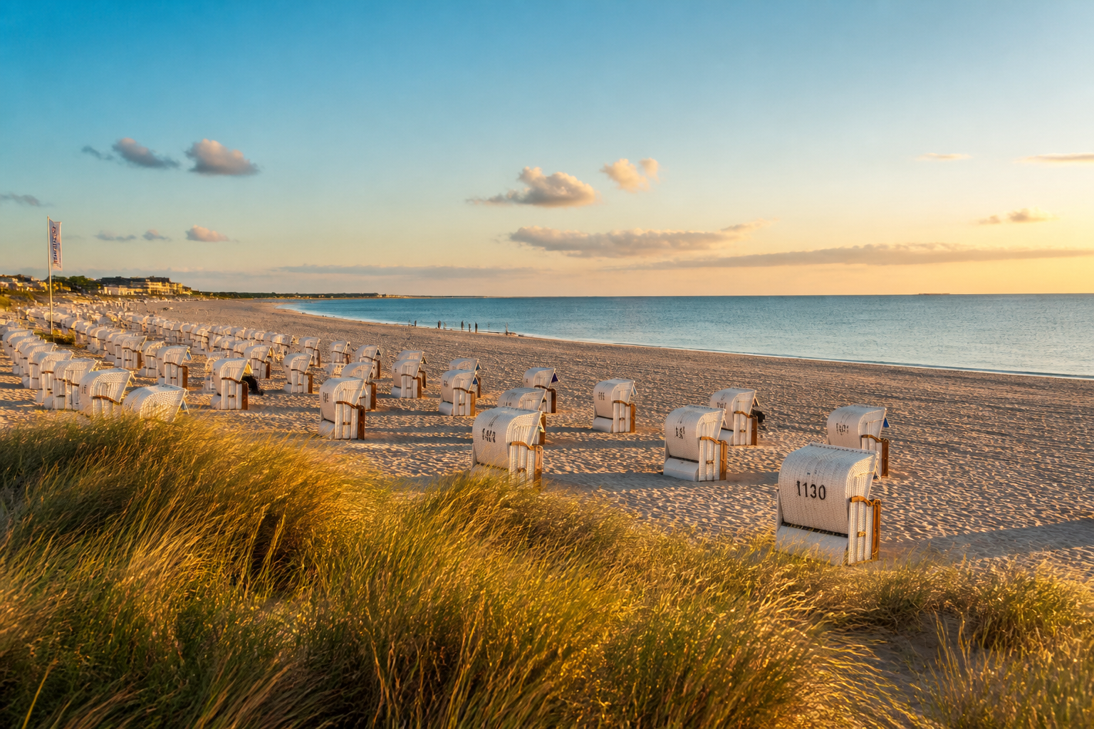 Südstrand von Wyk auf Föhr mit Strandkörben und Dünen in der Abendsonne